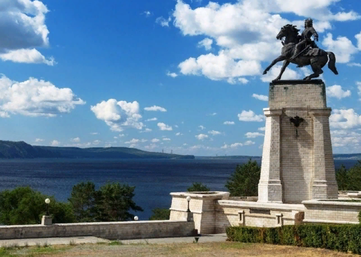 Памятники города тольятти. Татищев памятник Тольятти. Памятник Татищеву Татищево Тольятти. Тольятти статуя Татищева. Набережная Волги Тольятти Татищев.